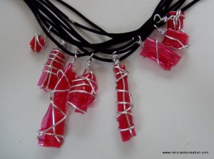 Bisuteria realizada con botellas de plastico recicladas. reciclado creativo. rosa montesa