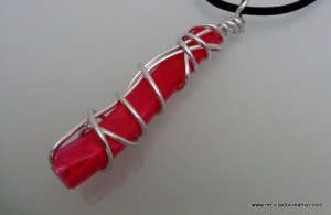 Bisuteria realizada con botellas de plastico recicladas. reciclado creativo. rosa montesa