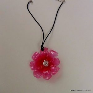 Bisuteria realizada con botellas de plastico recicladas. reciclado creativo. rosa montesa