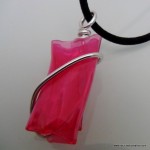 Bisuteria realizada con botellas de plastico recicladas. reciclado creativo. rosa montesa