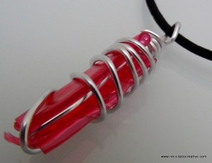 Bisuteria realizada con botellas de plastico recicladas. reciclado creativo. rosa montesa