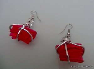 Bisuteria realizada con botellas de plastico recicladas. reciclado creativo. rosa montesa