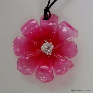 Bisuteria realizada con botellas de plastico recicladas. reciclado creativo. rosa montesa