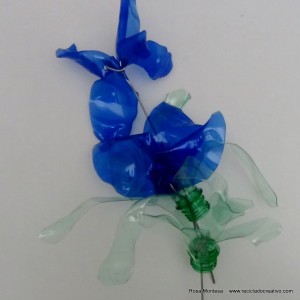 #BlaueBlumen - Flores azules - Blue Flowers @design101 - Blaue Blumen Made with recycled plastic bottles Blue lilies made with recycled plastic bottles Lirios azules realizados reciclando botellas de plástico #BlaueBlumen #design101 Flores azules – Blue Flowers – Blaue Blumen – http://www.youtube.com/watch?v=uQz1RwS_29g