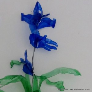 #BlaueBlumen - Flores azules - Blue Flowers @design101 - Blaue Blumen Made with recycled plastic bottles Blue lilies made with recycled plastic bottles Lirios azules realizados reciclando botellas de plástico #BlaueBlumen #design101 Flores azules – Blue Flowers – Blaue Blumen – http://www.youtube.com/watch?v=uQz1RwS_29g