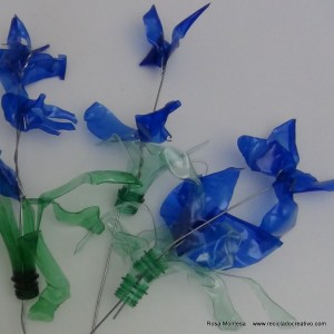 #BlaueBlumen - Flores azules - Blue Flowers @design101 - Blaue Blumen Made with recycled plastic bottles Blue lilies made with recycled plastic bottles Lirios azules realizados reciclando botellas de plástico #BlaueBlumen #design101 Flores azules – Blue Flowers – Blaue Blumen – http://www.youtube.com/watch?v=uQz1RwS_29g