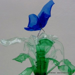 #BlaueBlumen - Flores azules - Blue Flowers @design101 - Blaue Blumen Made with recycled plastic bottles Blue lilies made with recycled plastic bottles Lirios azules realizados reciclando botellas de plástico #BlaueBlumen #design101 Flores azules – Blue Flowers – Blaue Blumen – http://www.youtube.com/watch?v=uQz1RwS_29g