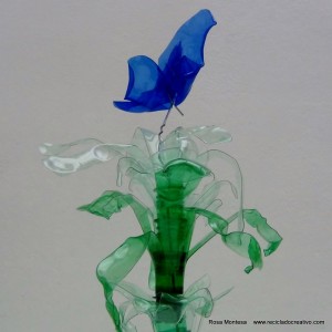 #BlaueBlumen - Flores azules - Blue Flowers @design101 - Blaue Blumen Made with recycled plastic bottles Blue lilies made with recycled plastic bottles Lirios azules realizados reciclando botellas de plástico #BlaueBlumen #design101 Flores azules – Blue Flowers – Blaue Blumen – http://www.youtube.com/watch?v=uQz1RwS_29g