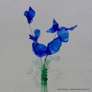 #BlaueBlumen - Flores azules - Blue Flowers @design101 - Blaue Blumen Made with recycled plastic bottles Blue lilies made with recycled plastic bottles Lirios azules realizados reciclando botellas de plástico #BlaueBlumen #design101 Flores azules – Blue Flowers – Blaue Blumen – http://www.youtube.com/watch?v=uQz1RwS_29g