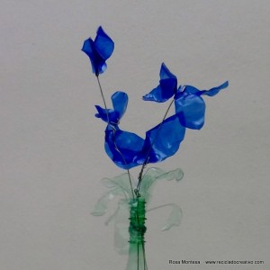 #BlaueBlumen - Flores azules - Blue Flowers @design101 - Blaue Blumen Made with recycled plastic bottles Blue lilies made with recycled plastic bottles Lirios azules realizados reciclando botellas de plástico #BlaueBlumen #design101 Flores azules – Blue Flowers – Blaue Blumen – http://www.youtube.com/watch?v=uQz1RwS_29g