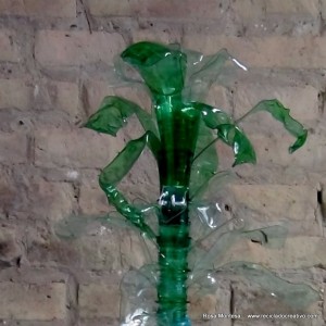 #BlaueBlumen - Flores azules - Blue Flowers @design101 - Blaue Blumen Made with recycled plastic bottles Blue lilies made with recycled plastic bottles Lirios azules realizados reciclando botellas de plástico #BlaueBlumen #design101 Flores azules – Blue Flowers – Blaue Blumen – http://www.youtube.com/watch?v=uQz1RwS_29g