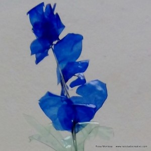 #BlaueBlumen - Flores azules - Blue Flowers @design101 - Blaue Blumen Made with recycled plastic bottles Blue lilies made with recycled plastic bottles Lirios azules realizados reciclando botellas de plástico #BlaueBlumen #design101 Flores azules – Blue Flowers – Blaue Blumen – http://www.youtube.com/watch?v=uQz1RwS_29g