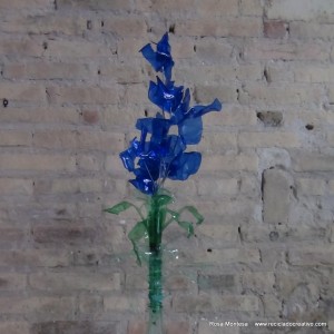#BlaueBlumen - Flores azules - Blue Flowers @design101 - Blaue Blumen Made with recycled plastic bottles Blue lilies made with recycled plastic bottles Lirios azules realizados reciclando botellas de plástico #BlaueBlumen #design101 Flores azules – Blue Flowers – Blaue Blumen – http://www.youtube.com/watch?v=uQz1RwS_29g