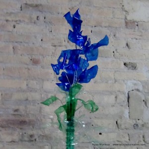 #BlaueBlumen - Flores azules - Blue Flowers @design101 - Blaue Blumen Made with recycled plastic bottles Blue lilies made with recycled plastic bottles Lirios azules realizados reciclando botellas de plástico #BlaueBlumen #design101 Flores azules – Blue Flowers – Blaue Blumen – http://www.youtube.com/watch?v=uQz1RwS_29g