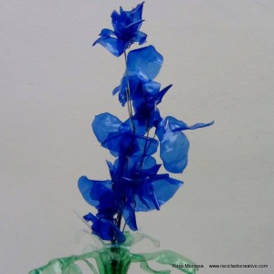 #BlaueBlumen - Flores azules - Blue Flowers @design101 - Blaue Blumen Made with recycled plastic bottles Blue lilies made with recycled plastic bottles Lirios azules realizados reciclando botellas de plástico #BlaueBlumen #design101 Flores azules – Blue Flowers – Blaue Blumen – http://www.youtube.com/watch?v=uQz1RwS_29g