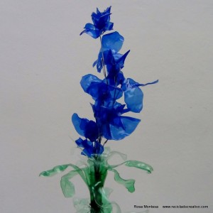 #BlaueBlumen - Flores azules - Blue Flowers @design101 - Blaue Blumen Made with recycled plastic bottles Blue lilies made with recycled plastic bottles Lirios azules realizados reciclando botellas de plástico #BlaueBlumen #design101 Flores azules – Blue Flowers – Blaue Blumen – http://www.youtube.com/watch?v=uQz1RwS_29g