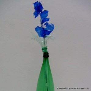 #BlaueBlumen - Flores azules - Blue Flowers @design101 - Blaue Blumen Made with recycled plastic bottles Blue lilies made with recycled plastic bottles Lirios azules realizados reciclando botellas de plástico #BlaueBlumen #design101 Flores azules – Blue Flowers – Blaue Blumen – http://www.youtube.com/watch?v=uQz1RwS_29g