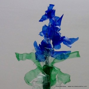 #BlaueBlumen - Flores azules - Blue Flowers @design101 - Blaue Blumen Made with recycled plastic bottles Blue lilies made with recycled plastic bottles Lirios azules realizados reciclando botellas de plástico #BlaueBlumen #design101 Flores azules – Blue Flowers – Blaue Blumen – http://www.youtube.com/watch?v=uQz1RwS_29g