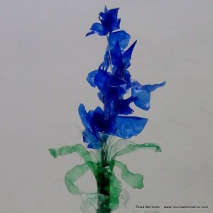 #BlaueBlumen - Flores azules - Blue Flowers @design101 - Blaue Blumen Made with recycled plastic bottles Blue lilies made with recycled plastic bottles Lirios azules realizados reciclando botellas de plástico #BlaueBlumen #design101 Flores azules – Blue Flowers – Blaue Blumen – http://www.youtube.com/watch?v=uQz1RwS_29g