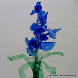 #BlaueBlumen - Flores azules - Blue Flowers @design101 - Blaue Blumen Made with recycled plastic bottles Blue lilies made with recycled plastic bottles Lirios azules realizados reciclando botellas de plástico #BlaueBlumen #design101 Flores azules – Blue Flowers – Blaue Blumen – http://www.youtube.com/watch?v=uQz1RwS_29g