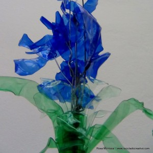 #BlaueBlumen - Flores azules - Blue Flowers @design101 - Blaue Blumen Made with recycled plastic bottles Blue lilies made with recycled plastic bottles Lirios azules realizados reciclando botellas de plástico #BlaueBlumen #design101 Flores azules – Blue Flowers – Blaue Blumen – http://www.youtube.com/watch?v=uQz1RwS_29g
