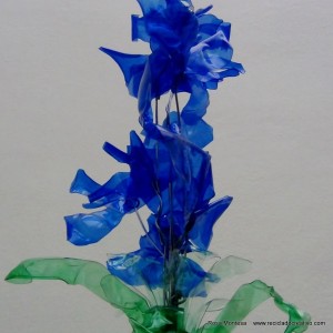 #BlaueBlumen - Flores azules - Blue Flowers @design101 - Blaue Blumen Made with recycled plastic bottles Blue lilies made with recycled plastic bottles Lirios azules realizados reciclando botellas de plástico #BlaueBlumen #design101 Flores azules – Blue Flowers – Blaue Blumen – http://www.youtube.com/watch?v=uQz1RwS_29g