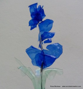 #BlaueBlumen - Flores azules - Blue Flowers @design101 - Blaue Blumen Made with recycled plastic bottles Blue lilies made with recycled plastic bottles Lirios azules realizados reciclando botellas de plástico #BlaueBlumen #design101 Flores azules – Blue Flowers – Blaue Blumen – http://www.youtube.com/watch?v=uQz1RwS_29g