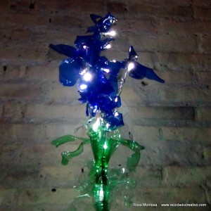 #BlaueBlumen - Flores azules - Blue Flowers @design101 - Blaue Blumen Made with recycled plastic bottles Blue lilies made with recycled plastic bottles Lirios azules realizados reciclando botellas de plástico #BlaueBlumen #design101 Flores azules – Blue Flowers – Blaue Blumen – http://www.youtube.com/watch?v=uQz1RwS_29g