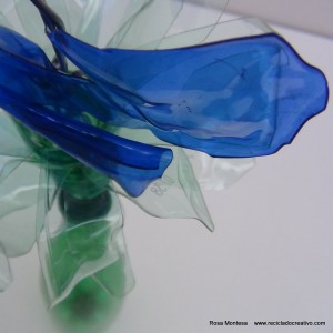 #BlaueBlumen - Flores azules - Blue Flowers @design101 - Blaue Blumen Made with recycled plastic bottles Blue lilies made with recycled plastic bottles Lirios azules realizados reciclando botellas de plástico #BlaueBlumen #design101 Flores azules – Blue Flowers – Blaue Blumen – http://www.youtube.com/watch?v=uQz1RwS_29g