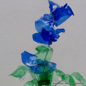 #BlaueBlumen - Flores azules - Blue Flowers @design101 - Blaue Blumen Made with recycled plastic bottles Blue lilies made with recycled plastic bottles Lirios azules realizados reciclando botellas de plástico #BlaueBlumen #design101 Flores azules – Blue Flowers – Blaue Blumen – http://www.youtube.com/watch?v=uQz1RwS_29g