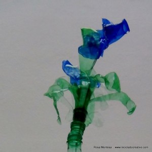 #BlaueBlumen - Flores azules - Blue Flowers @design101 - Blaue Blumen Made with recycled plastic bottles Blue lilies made with recycled plastic bottles Lirios azules realizados reciclando botellas de plástico #BlaueBlumen #design101 Flores azules – Blue Flowers – Blaue Blumen – http://www.youtube.com/watch?v=uQz1RwS_29g