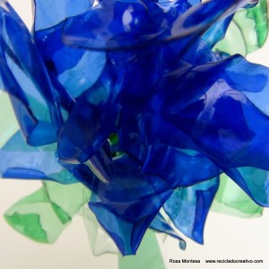 Cómo realizar flores azules parecidas a lirios reciclando botellas de plástico pet How to make blue flowers (like lilies) from recycled plastic bottles @blueblumen