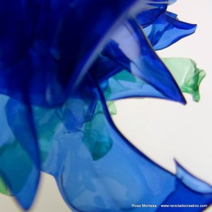 #BlaueBlumen - Flores azules - Blue Flowers @design101 - Blaue Blumen Made with recycled plastic bottles Blue lilies made with recycled plastic bottles Lirios azules realizados reciclando botellas de plástico #BlaueBlumen #design101 Flores azules – Blue Flowers – Blaue Blumen – http://www.youtube.com/watch?v=uQz1RwS_29g
