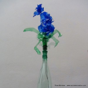 #BlaueBlumen - Flores azules - Blue Flowers @design101 - Blaue Blumen Made with recycled plastic bottles Blue lilies made with recycled plastic bottles Lirios azules realizados reciclando botellas de plástico #BlaueBlumen #design101 Flores azules – Blue Flowers – Blaue Blumen – http://www.youtube.com/watch?v=uQz1RwS_29g