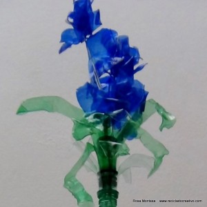 #BlaueBlumen - Flores azules - Blue Flowers @design101 - Blaue Blumen Made with recycled plastic bottles Blue lilies made with recycled plastic bottles Lirios azules realizados reciclando botellas de plástico #BlaueBlumen #design101 Flores azules – Blue Flowers – Blaue Blumen – http://www.youtube.com/watch?v=uQz1RwS_29g