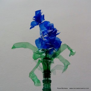 #BlaueBlumen - Flores azules - Blue Flowers @design101 - Blaue Blumen Made with recycled plastic bottles Blue lilies made with recycled plastic bottles Lirios azules realizados reciclando botellas de plástico #BlaueBlumen #design101 Flores azules – Blue Flowers – Blaue Blumen – http://www.youtube.com/watch?v=uQz1RwS_29g
