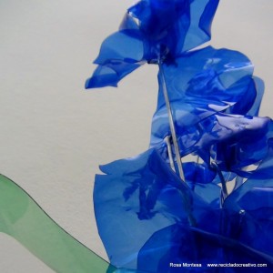 #BlaueBlumen - Flores azules - Blue Flowers @design101 - Blaue Blumen Made with recycled plastic bottles Blue lilies made with recycled plastic bottles Lirios azules realizados reciclando botellas de plástico #BlaueBlumen #design101 Flores azules – Blue Flowers – Blaue Blumen – http://www.youtube.com/watch?v=uQz1RwS_29g