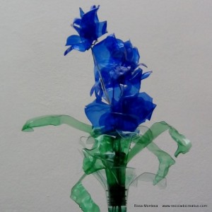 #BlaueBlumen - Flores azules - Blue Flowers @design101 - Blaue Blumen Made with recycled plastic bottles Blue lilies made with recycled plastic bottles Lirios azules realizados reciclando botellas de plástico #BlaueBlumen #design101 Flores azules – Blue Flowers – Blaue Blumen – http://www.youtube.com/watch?v=uQz1RwS_29g