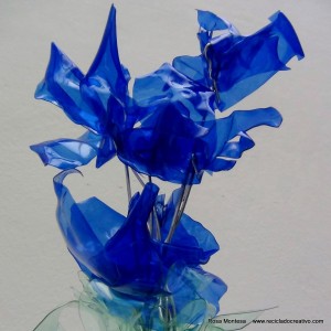 #BlaueBlumen - Flores azules - Blue Flowers @design101 - Blaue Blumen Made with recycled plastic bottles Blue lilies made with recycled plastic bottles Lirios azules realizados reciclando botellas de plástico #BlaueBlumen #design101 Flores azules – Blue Flowers – Blaue Blumen – http://www.youtube.com/watch?v=uQz1RwS_29g