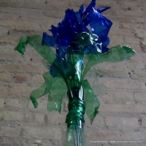 #BlaueBlumen - Flores azules - Blue Flowers @design101 - Blaue Blumen Made with recycled plastic bottles Blue lilies made with recycled plastic bottles Lirios azules realizados reciclando botellas de plástico #BlaueBlumen #design101 Flores azules – Blue Flowers – Blaue Blumen – http://www.youtube.com/watch?v=uQz1RwS_29g