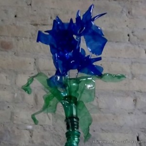 #BlaueBlumen - Flores azules - Blue Flowers @design101 - Blaue Blumen Made with recycled plastic bottles Blue lilies made with recycled plastic bottles Lirios azules realizados reciclando botellas de plástico #BlaueBlumen #design101 Flores azules – Blue Flowers – Blaue Blumen – http://www.youtube.com/watch?v=uQz1RwS_29g