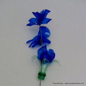 #BlaueBlumen - Flores azules - Blue Flowers @design101 - Blaue Blumen Made with recycled plastic bottles Blue lilies made with recycled plastic bottles Lirios azules realizados reciclando botellas de plástico #BlaueBlumen #design101 Flores azules – Blue Flowers – Blaue Blumen – http://www.youtube.com/watch?v=uQz1RwS_29g