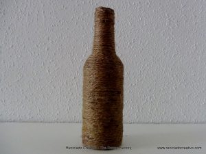 Cómo reciclar una botella de cristal y convertirla en un objeto decorativo https://www.youtube.com/watch?v=2D-h6pCCa0Q&list=UU6DLi05kT-v4HVfdbPlu95A