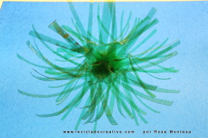 De botellas de plástico, a flora y fauna marina. Medusas, peces, corales, plantas y flores soñadas