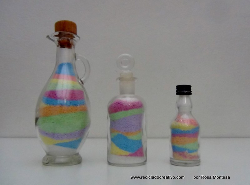 Taller de reutilización de botellas de cristal con sal y tizas de colores