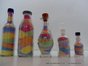 Taller de reutilización de botellas de cristal con sal y tizas de colores