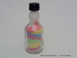 Taller de reutilización de botellas de cristal con sal y tizas de colores