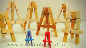 Caballete en miniatura con pinzas de madera de tender la ropa