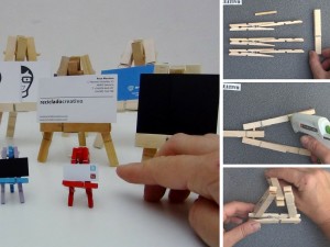 Caballete en miniatura con pinzas de madera de tender la ropa