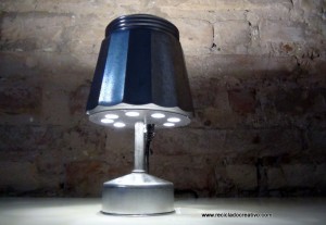 Lámpara realizada con una cafetera italiana- Lamp made out of a Bialetti coffee maker